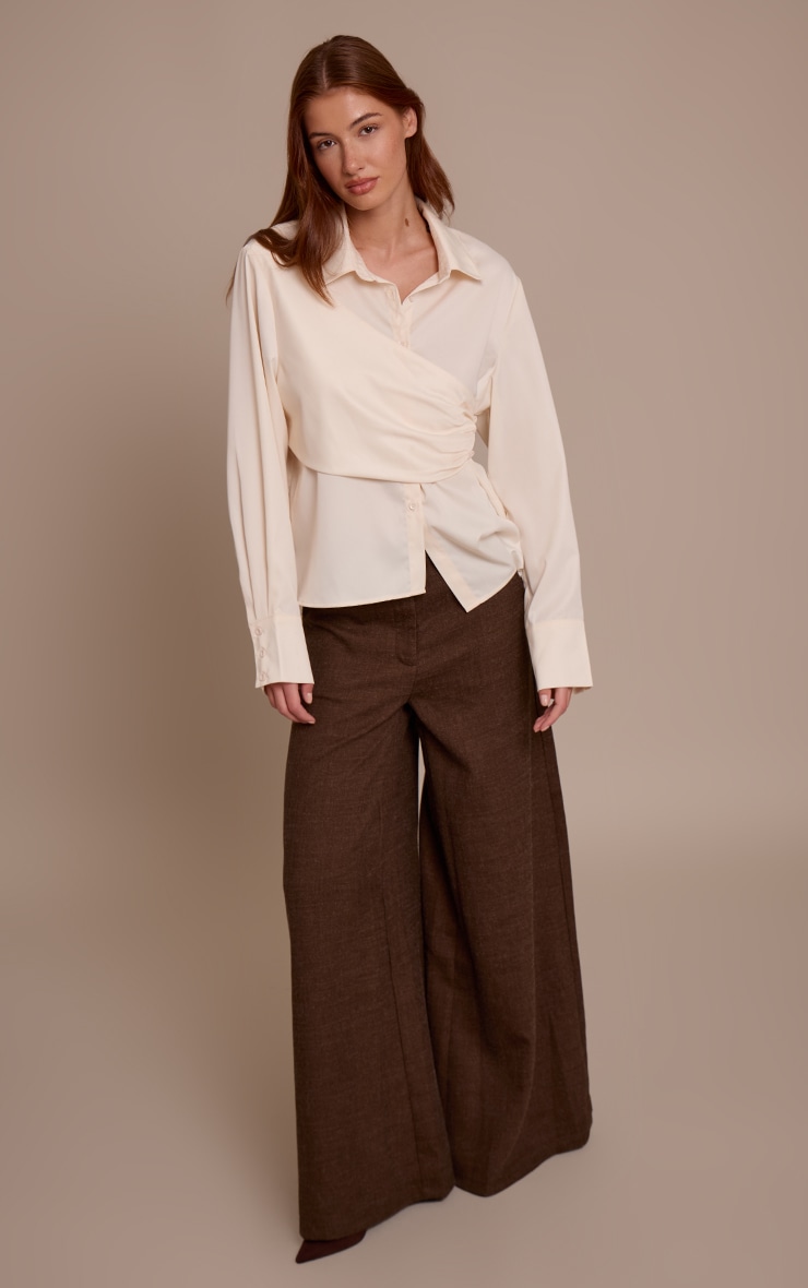 Chemise cache-coeur satinée crème à manches longues image 3