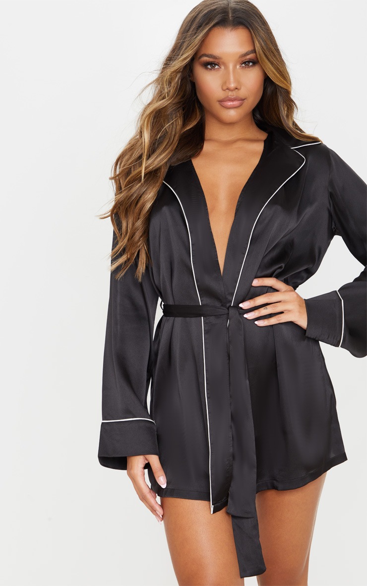 Déshabillé satiné noir à manches style kimono