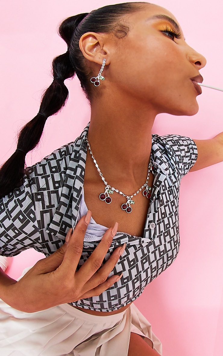 Collier argenté à pendentifs cerises strassé