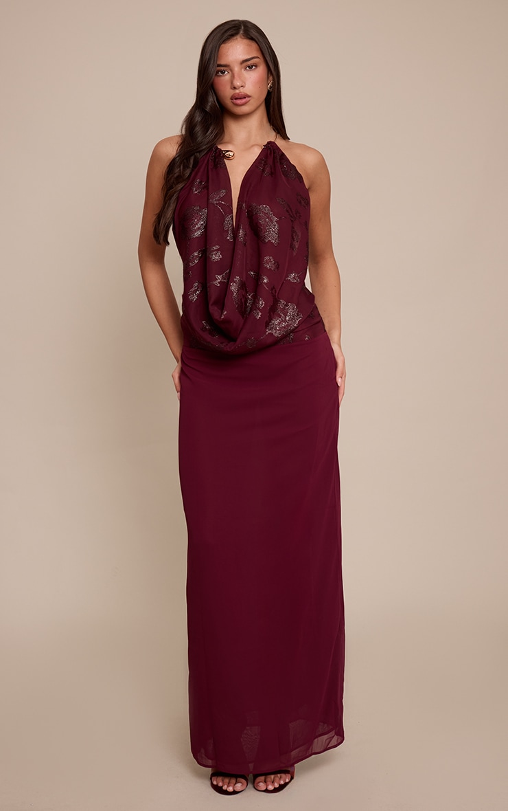 Robe longue texturée rouge vin à empiècement au cou image 1