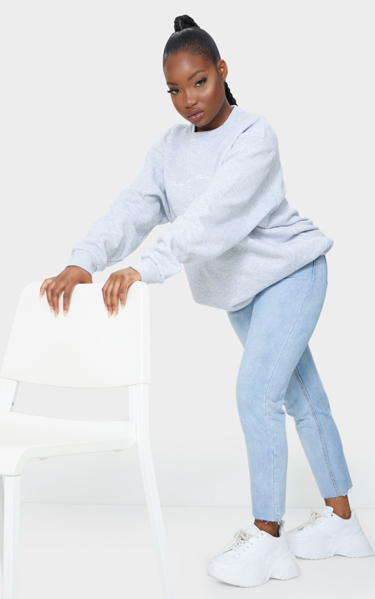 PRETTYLITTLETHING Petite Light Blue Wash Raw Hem Cropped Slim Mom Jeans