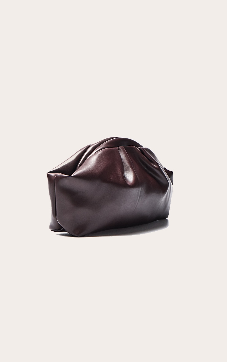Pochette en PU verni chocolat à anse rigide image 3