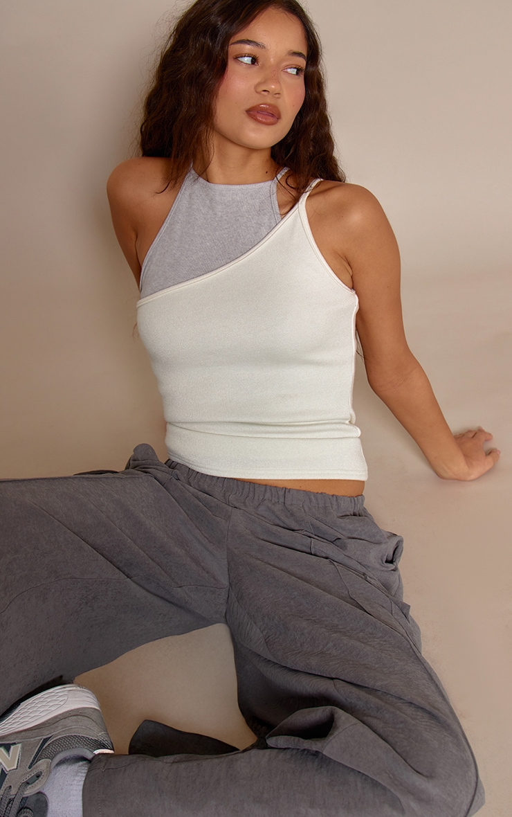 Pantalon large en peau de pêche grise à poches image 4