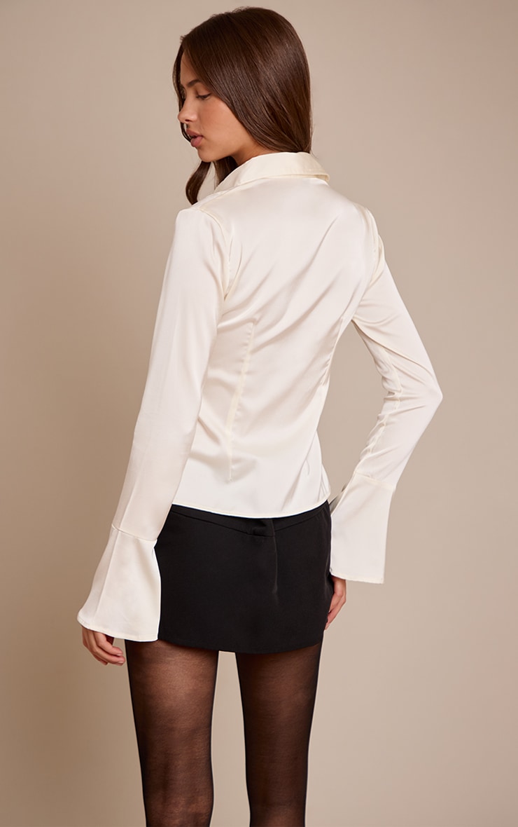 Chemise ajustée satinée crème à manches evasées image 2