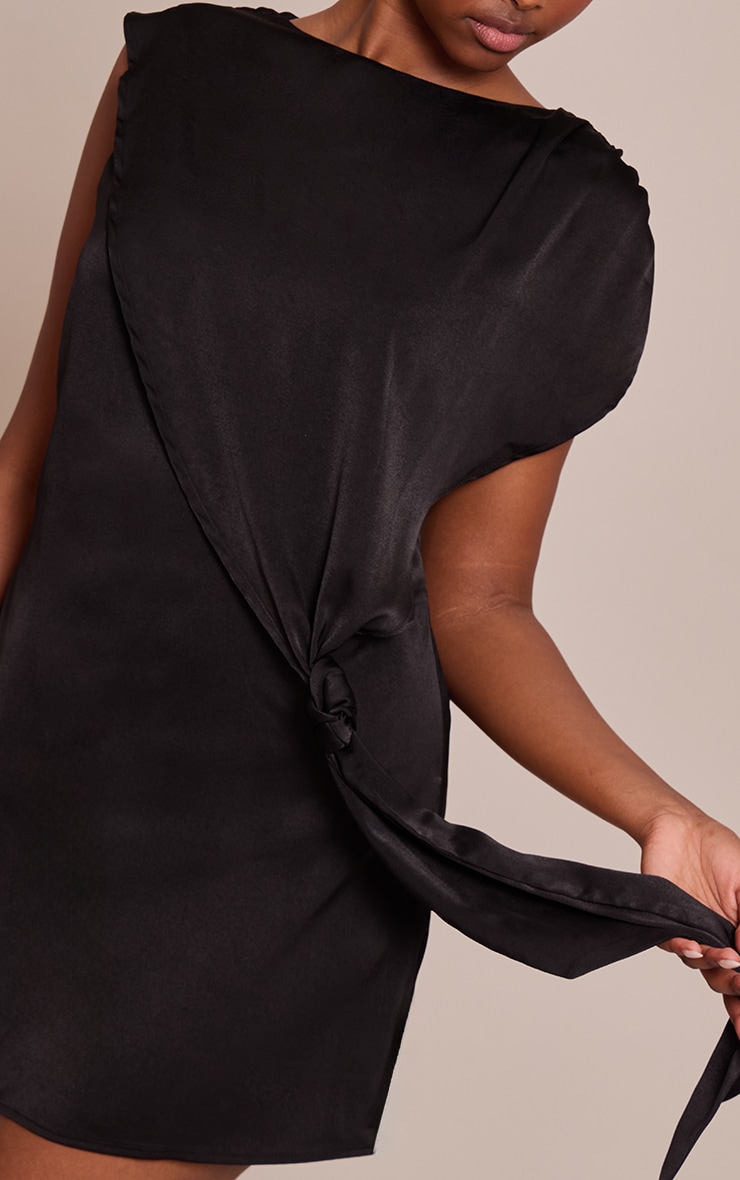 Mini robe droite satinée noire à détail noué image 4