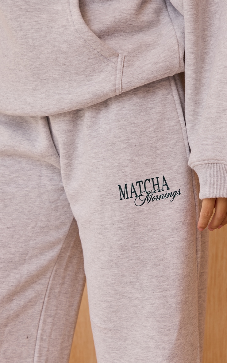 Jogging sweat droit en coton polaire gris cendré imprimé "Matcha Mornings" image 4