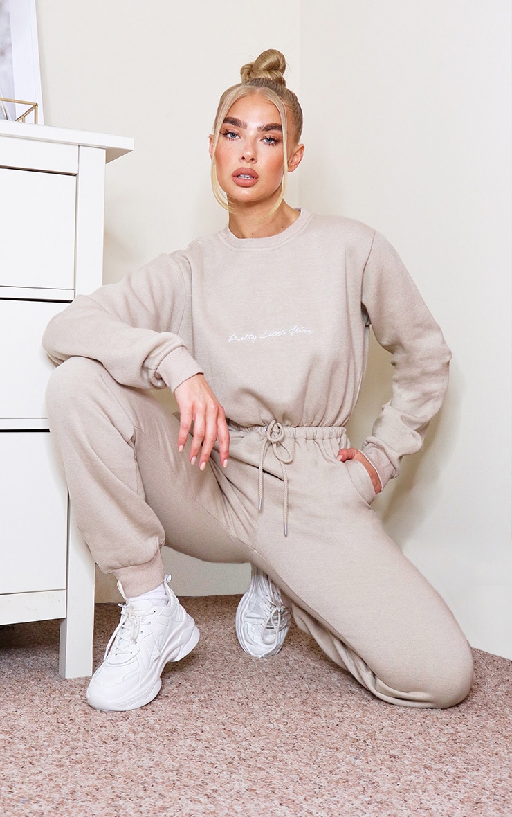 PRETTYLITTLETHING Combinaison en sweat gris pierre brodée image 3