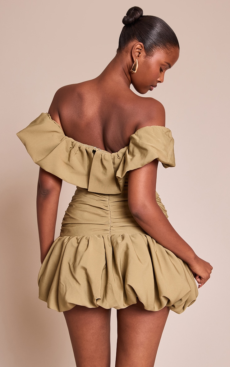 Mini robe droite tissée vert olive froncée à col bardot image 2
