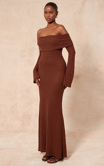 Robe longue texturée chocolat à col bardot et manches longues