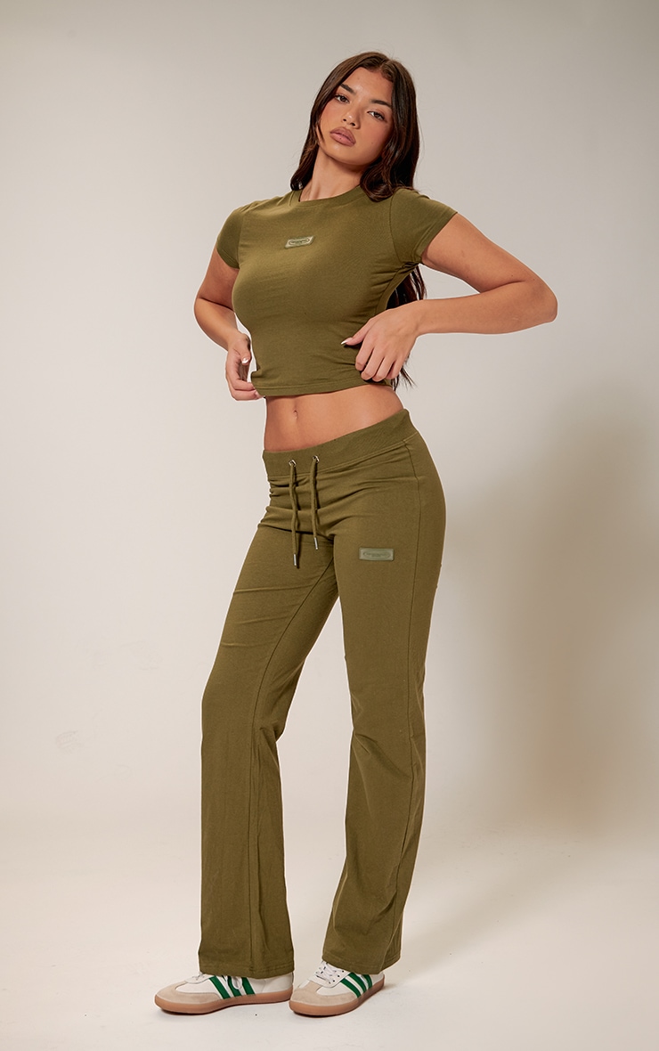 PRETTYLITTLETHING Olive Badge Longline Fitted T Shirt image 3