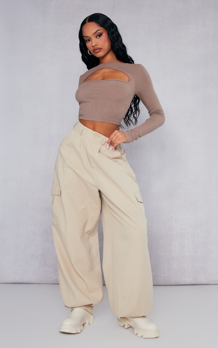 Crop top taupe côtelé à découpe et manches longues image 3