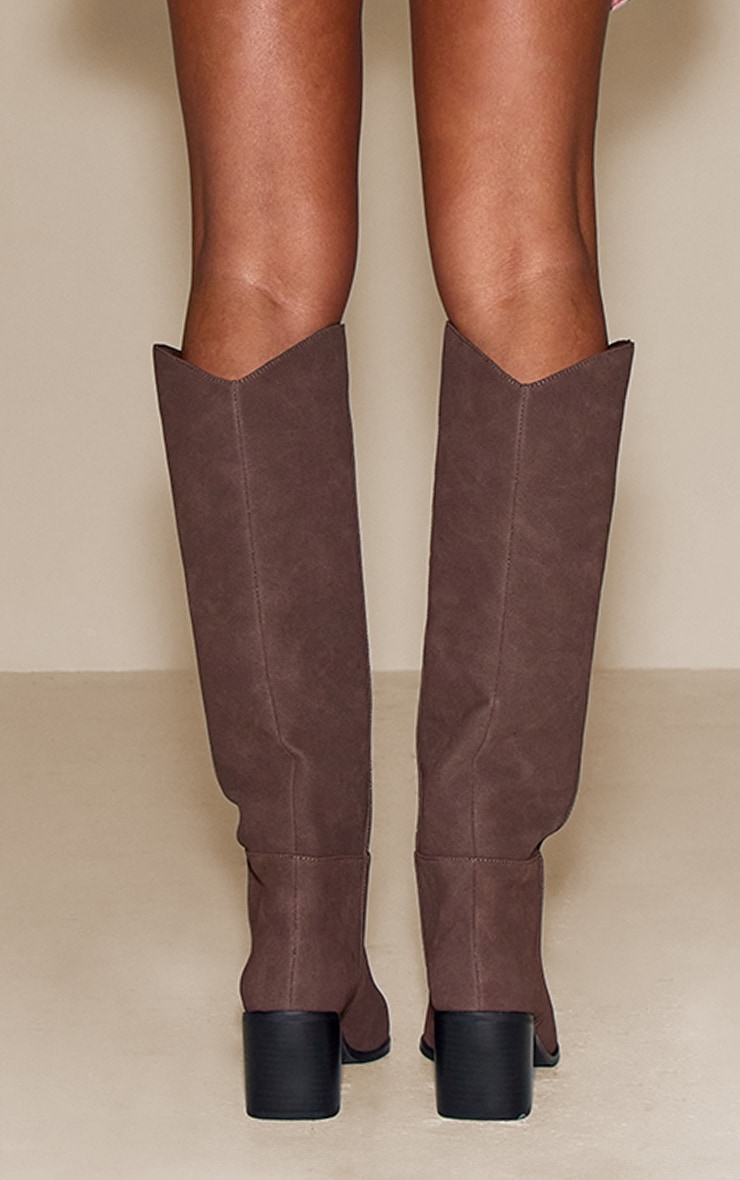 Botte montante au genou à talon bloc en nubuck couleur chocolat. image 4
