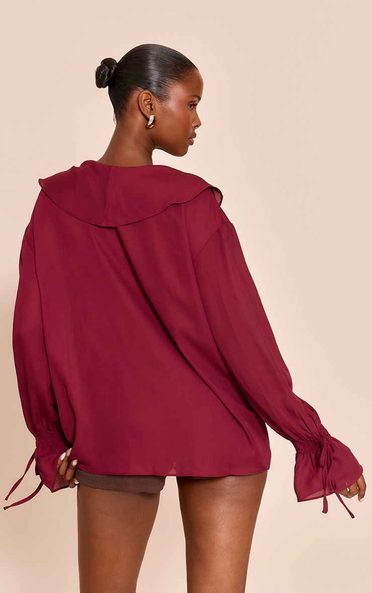 Blouse en mousseline de soie rouge vin nouée devant à volants image 2