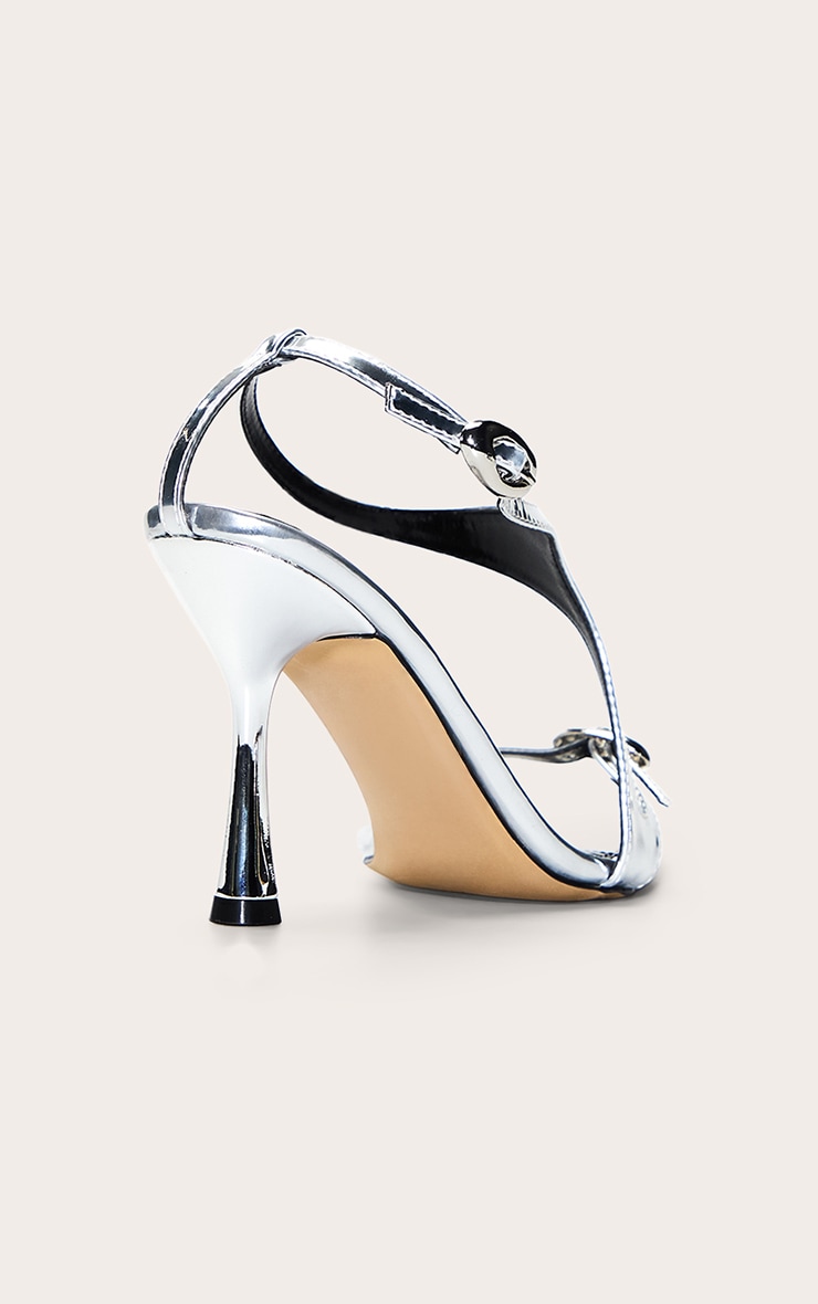Sandales argentées métalliques à brides asymétriques image 4
