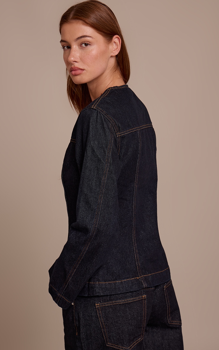 Veste cintrée en jean indigo foncé délavé à coutures structurantes et manches longues image 2