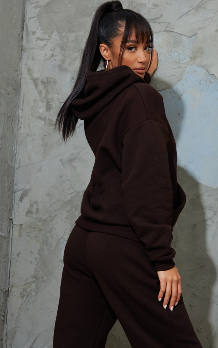 PRETTYLITTLETHING Petite Hoodie oversize marron chocolat clair à détail badge image 2