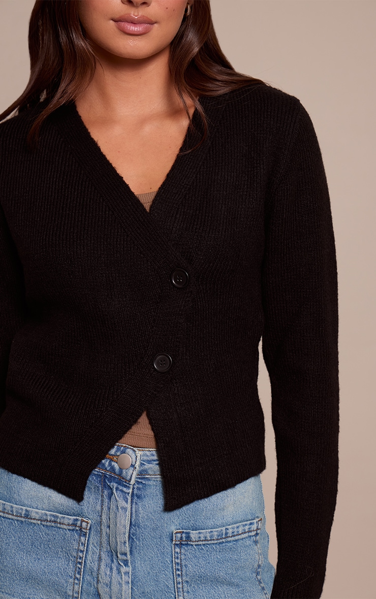 Cardigan en maille tricot noire à boutons asymétriques image 4