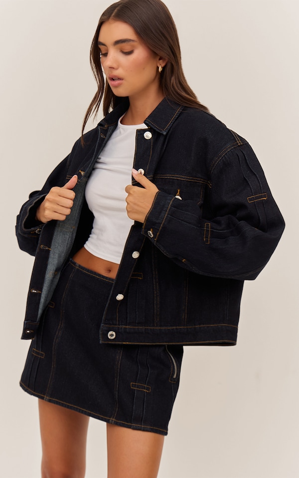 Veste en jean indigo foncé déavé à épaules carrées et plissures