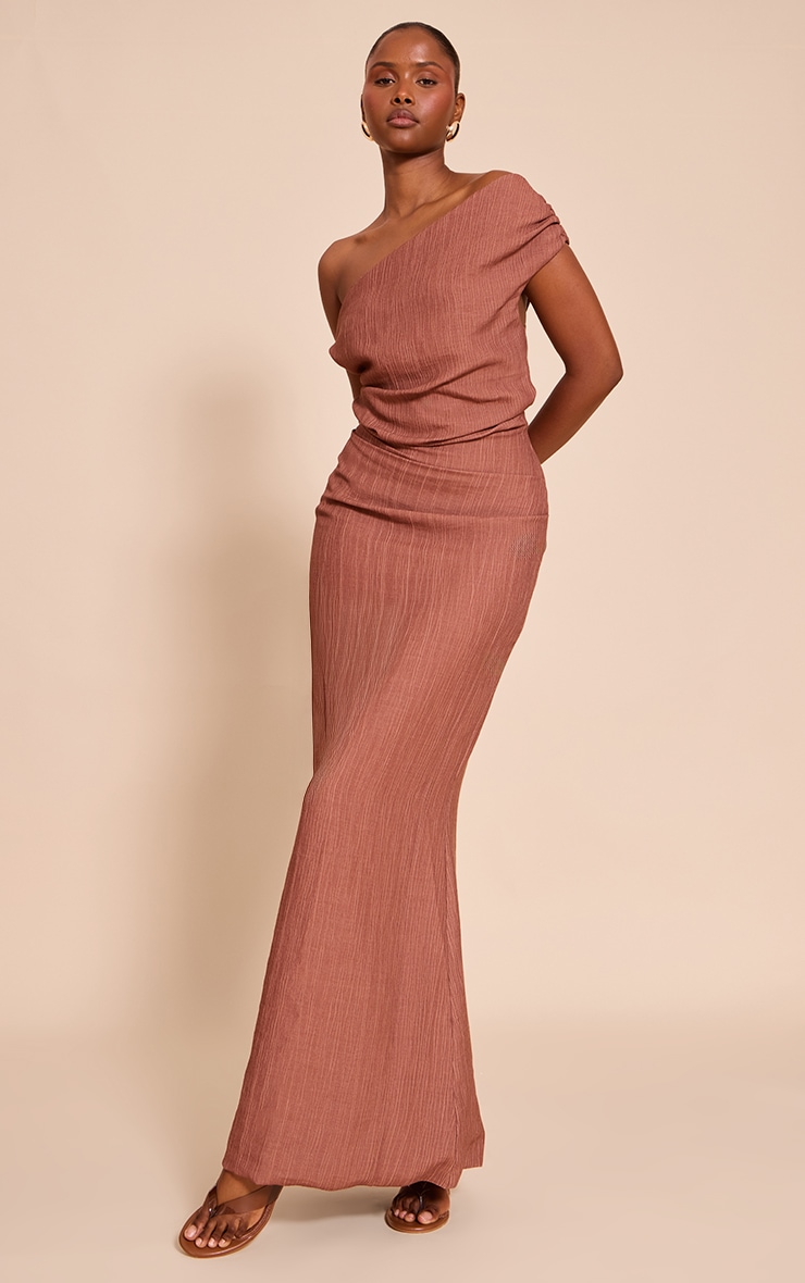 Robe longue texturée marron à épaule unique image 3