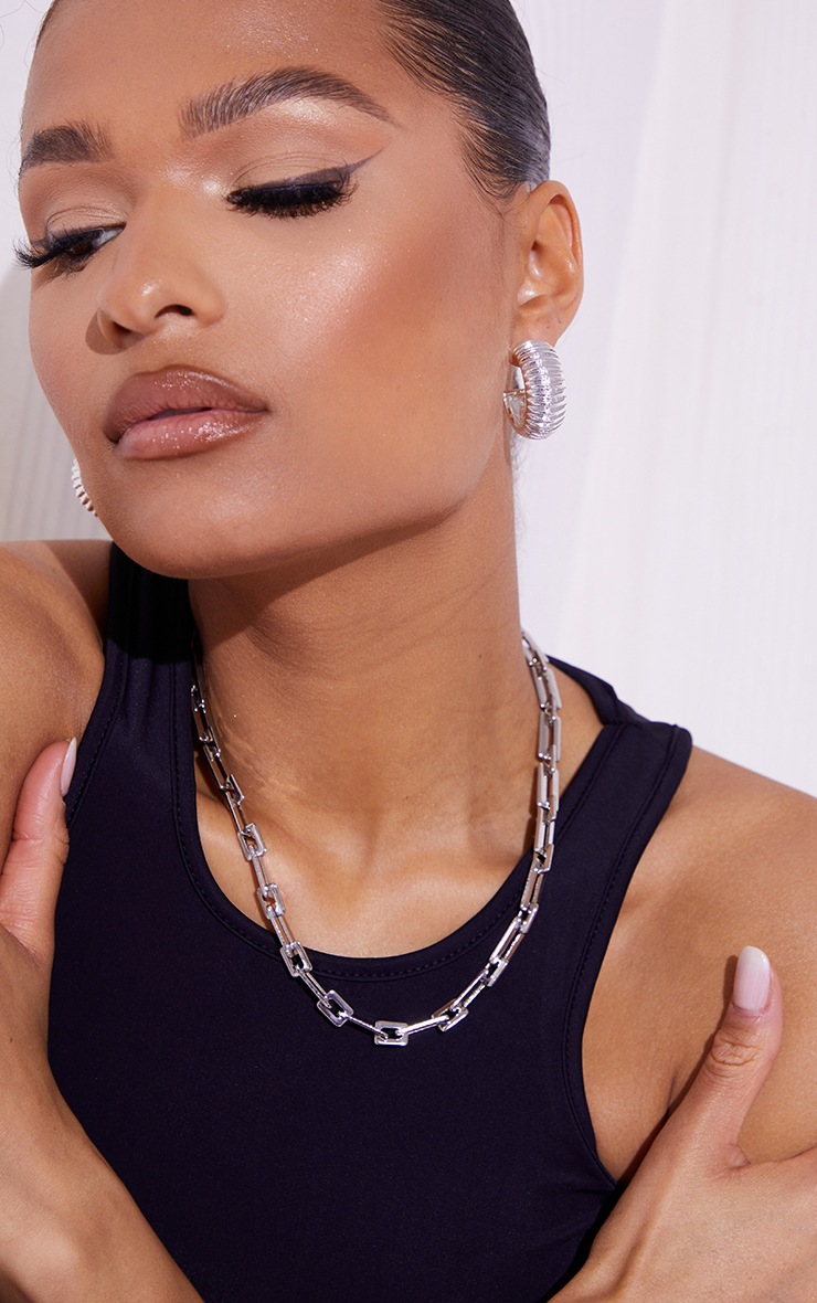 Collier argenté à maillons carrés