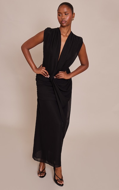 Robe longue en mousseline de soie noire drapée à décolleté
