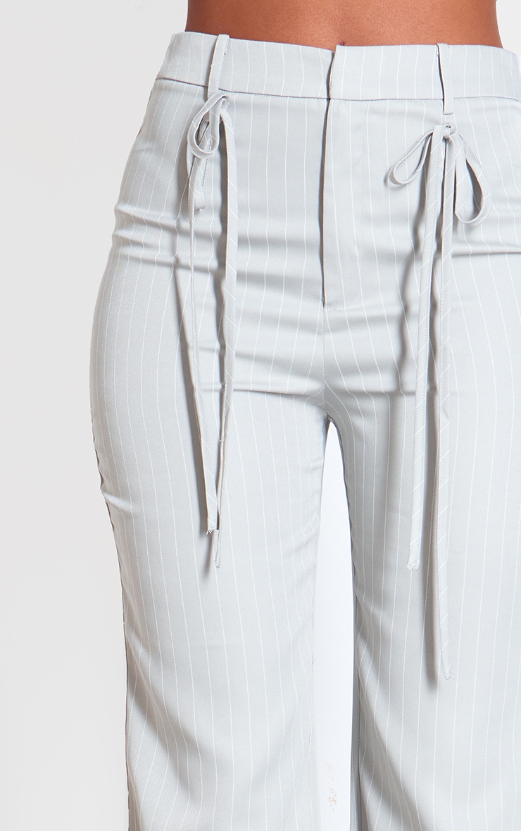 Tall Pantalon droit gris à fines rayures et détail noeuds sur le devant image 4