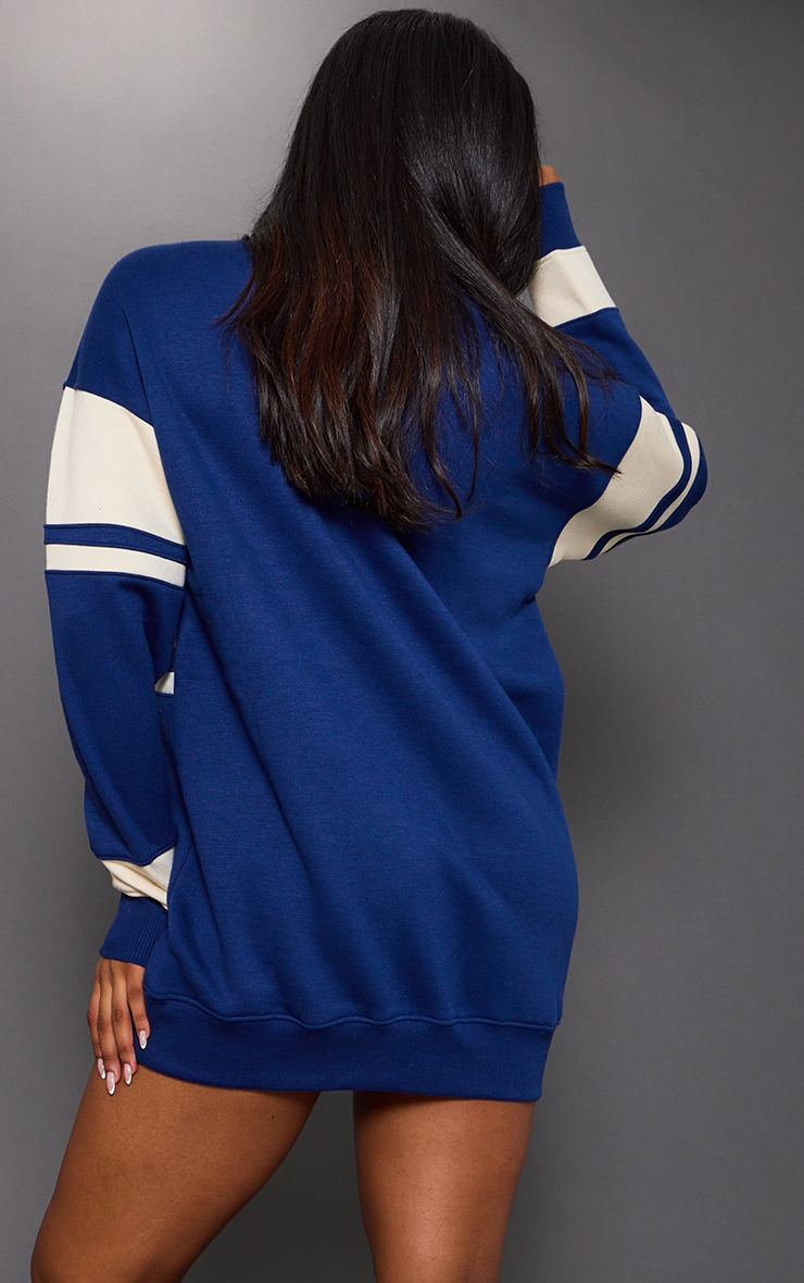 Robe pull bleu marine à rayures contrastées et slogan image 2