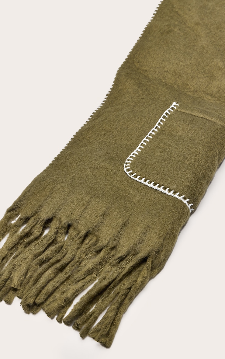 Écharpe en maille tricot vert olive contrastée à poches image 3