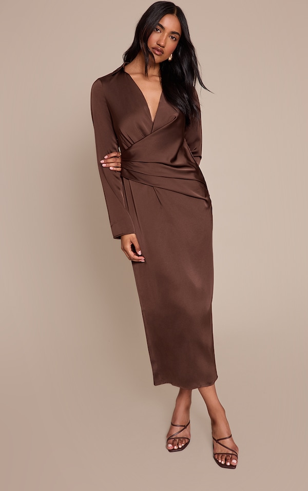 Robe mi-longue satinée chocolat froncée à manches longues
