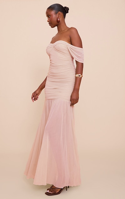 Robe longue en mesh rose clair froncée à col bardot