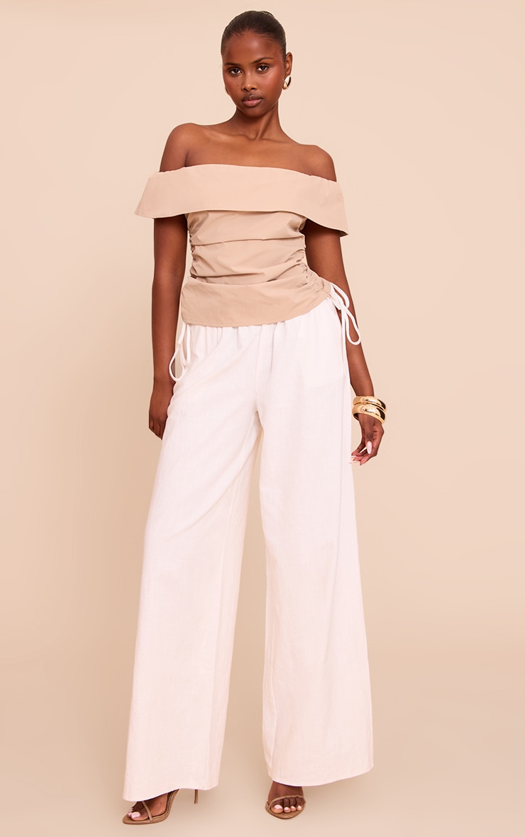 Top long tissé beige froncé sur les côtés à col bardot image 3