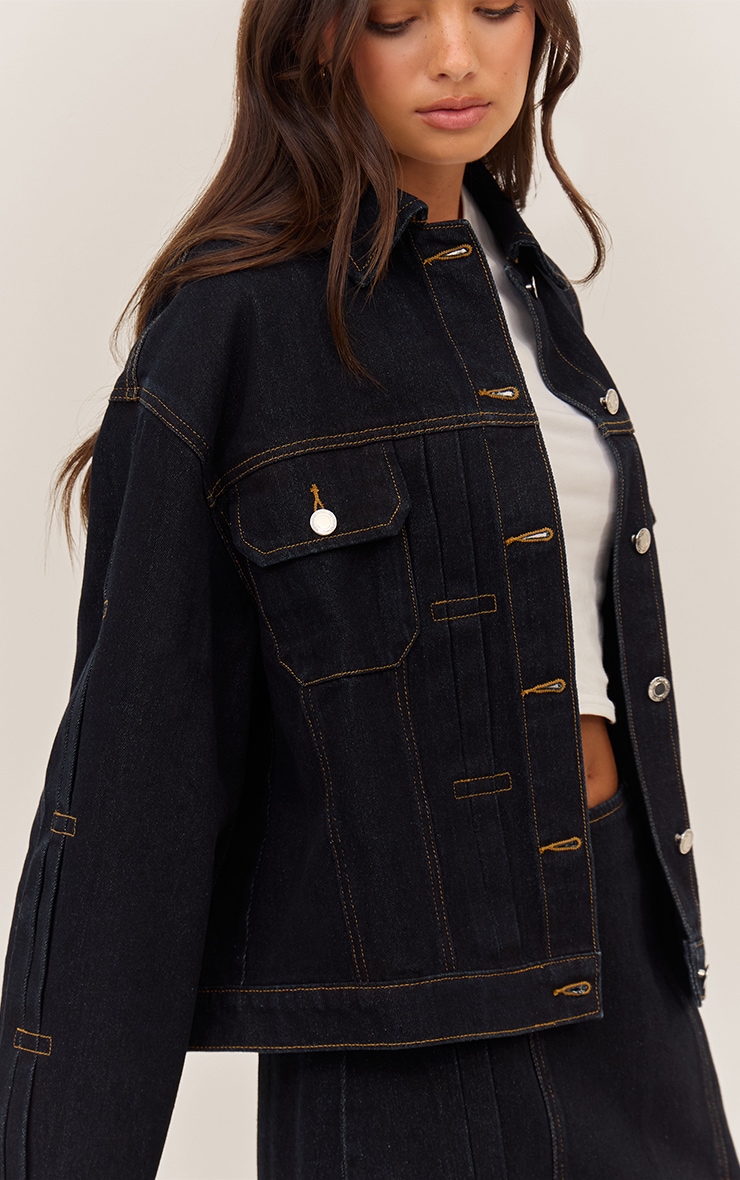 Veste en jean indigo foncé déavé à épaules carrées et plissures image 4