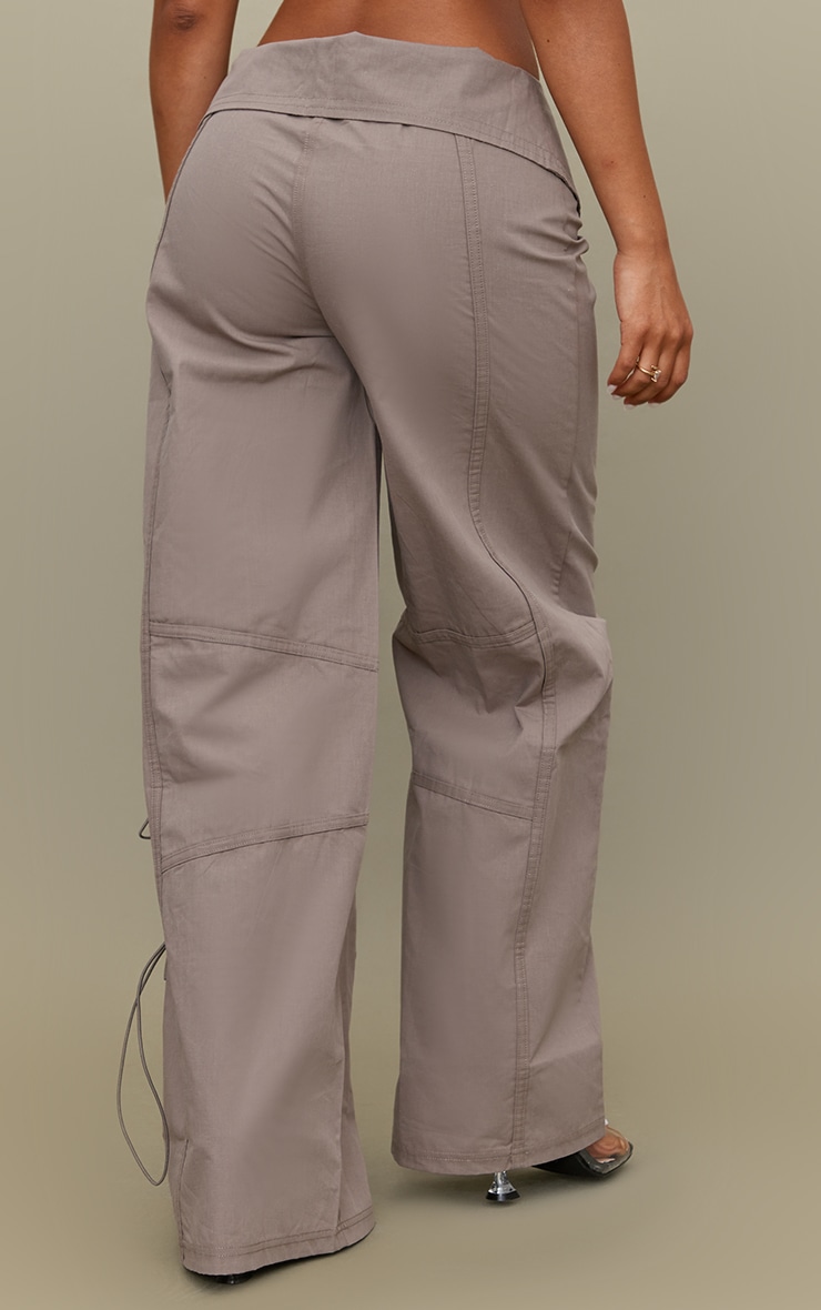 Petite Pantalon cargo parachute taupe replié devant image 3