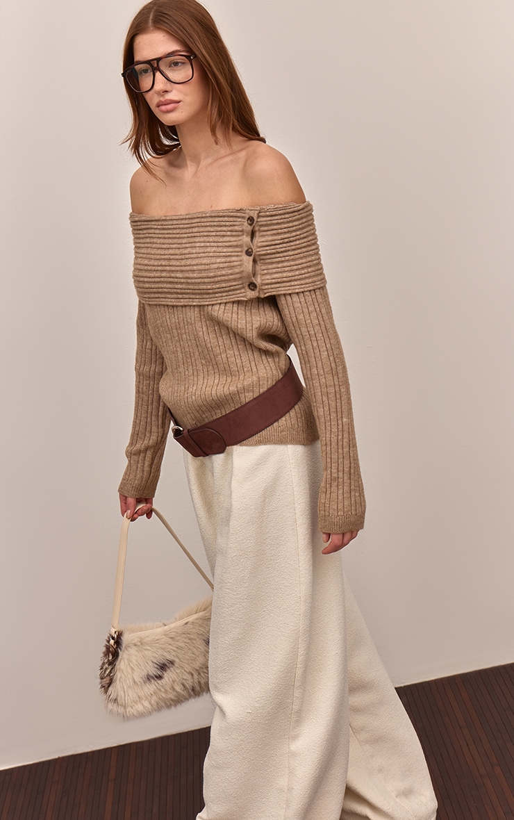 Pull en maille tricot côtelée avoine à col bardot et boutons image 1