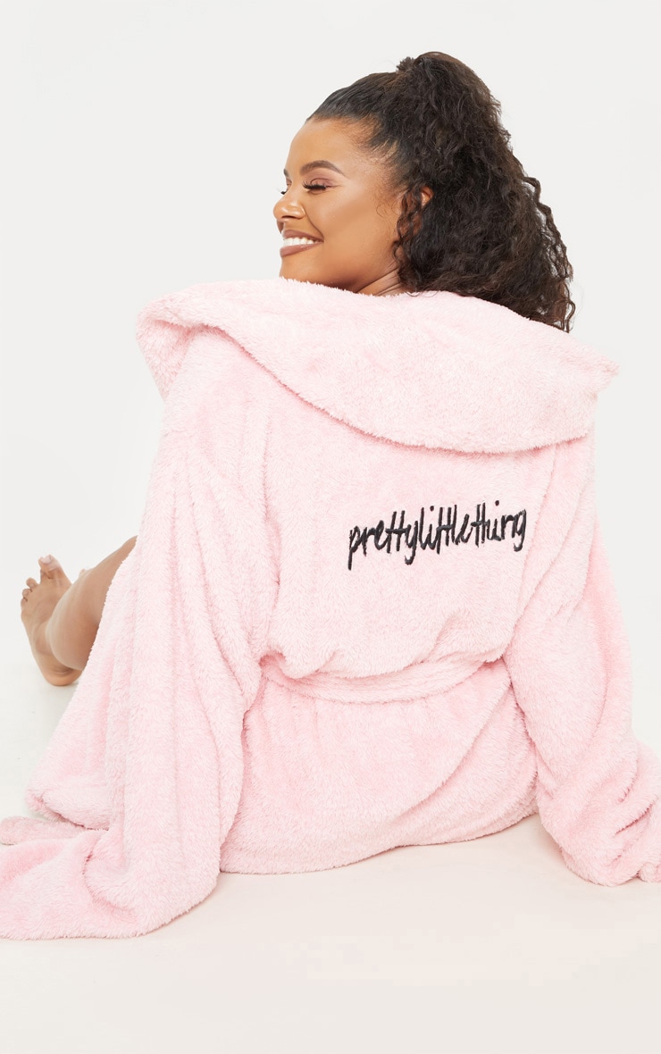 prettylittlething plus - robe de chambre rose duveteuse, rose