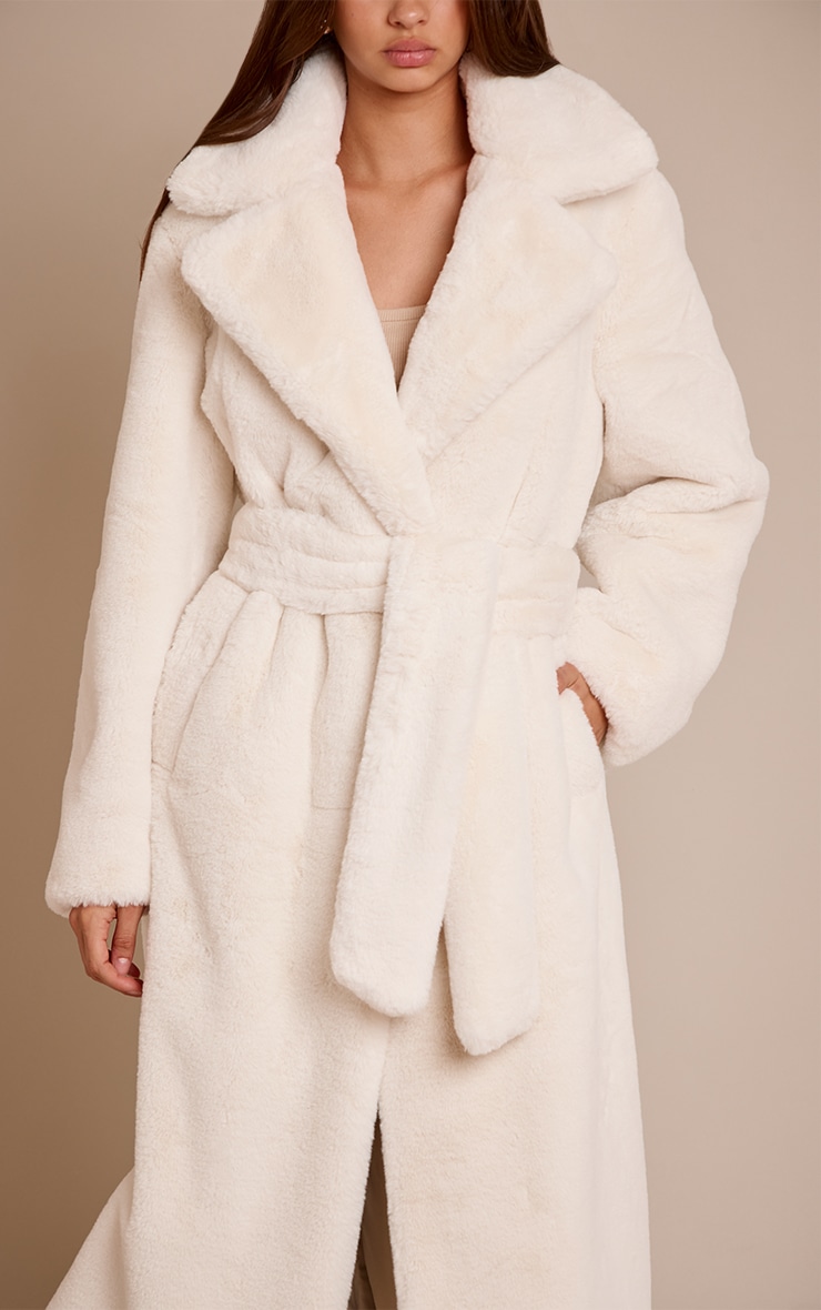 Manteau long en fausse fourrure crème à taille nouée image 4