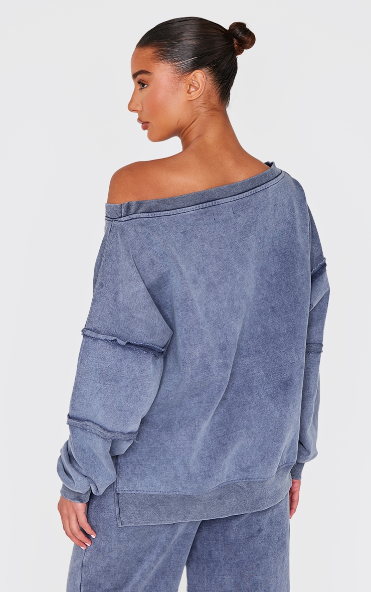 Sweat délavé bleu gris à épaule dénudée et coutures élimées image 2