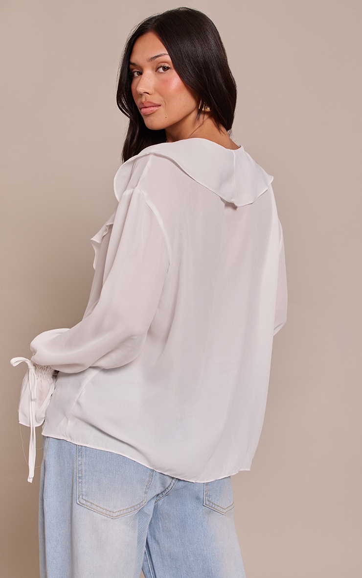 Blouse en mousseline de soie blanche nouée devant à volants image 2