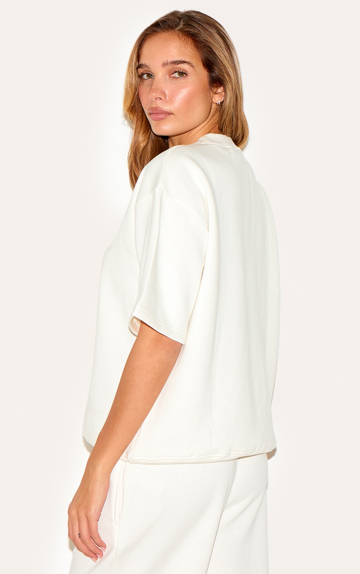 PRETTYLITTLETHING T-shirt oversize crème à détail badge et manches courtes image 2