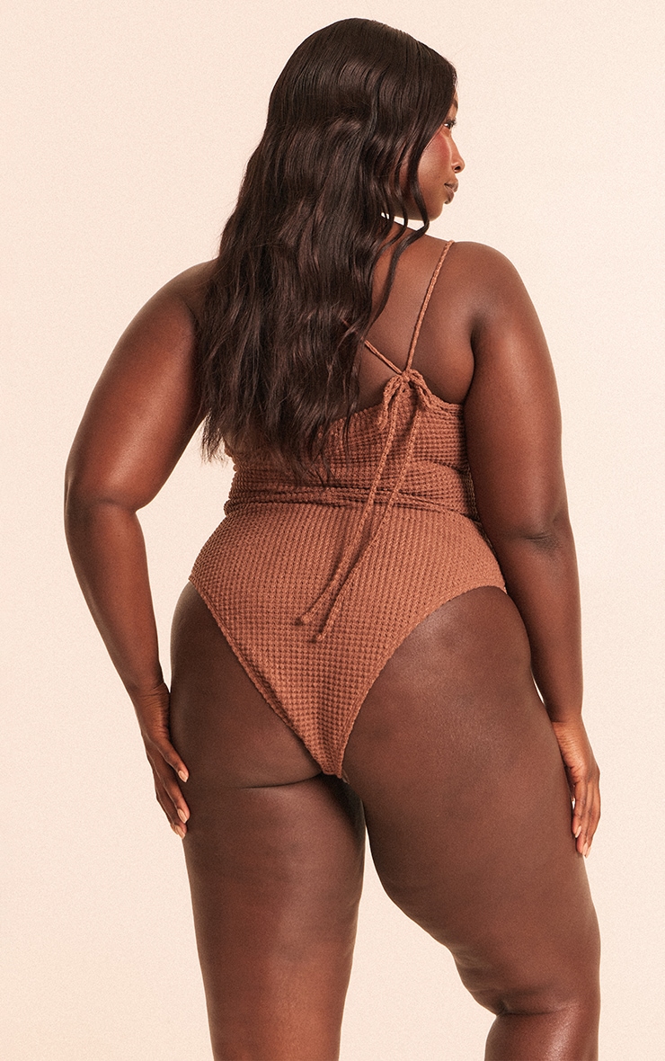 Plus Maillot de bain en maille style crochet café au lait à bretelles asymétriques et empiècements perles image 2