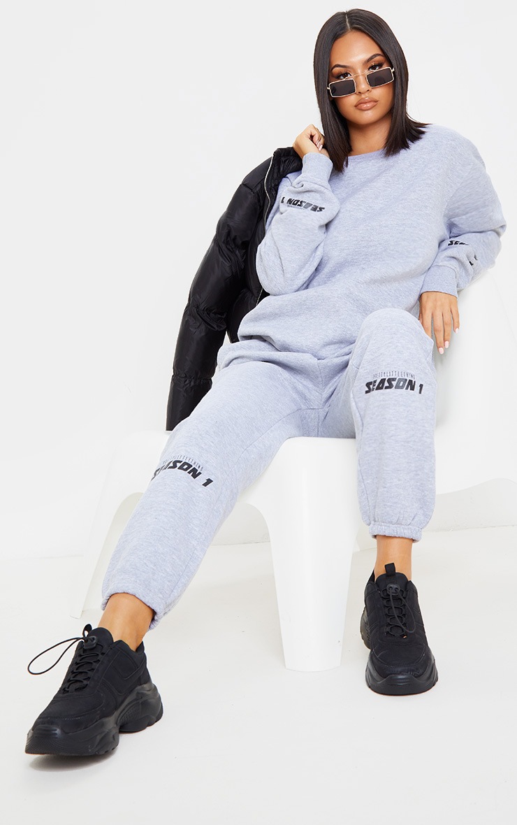 PRETTYLITTLETHING - Jogging gris à slogan Season 1