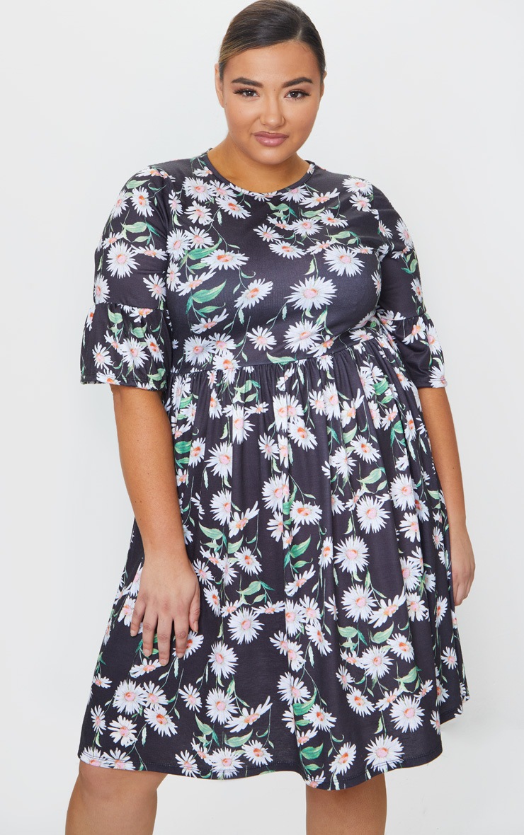 PLT Plus - Robe babydoll mi-longue noire imprimé marguerites à manches volantées