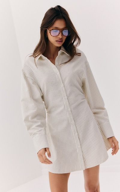 Robe chemise en coton seersucker crème à fines rayures et taille cintrée