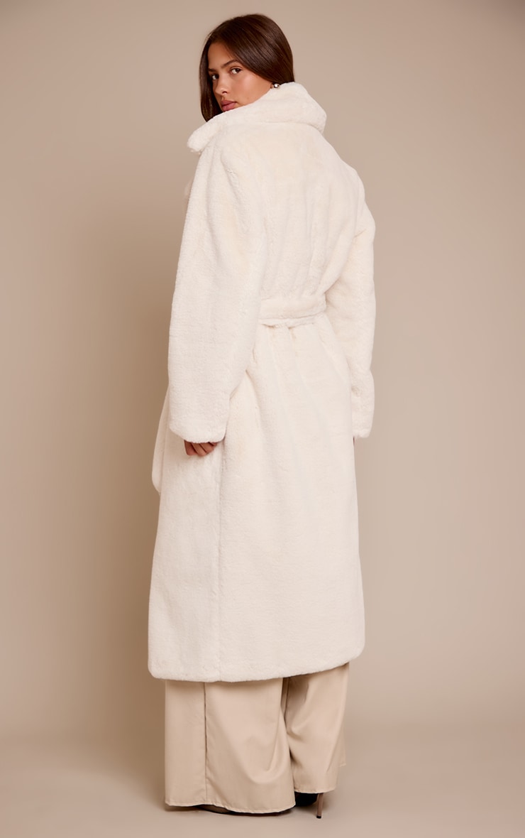 Manteau long en fausse fourrure crème à taille nouée image 2