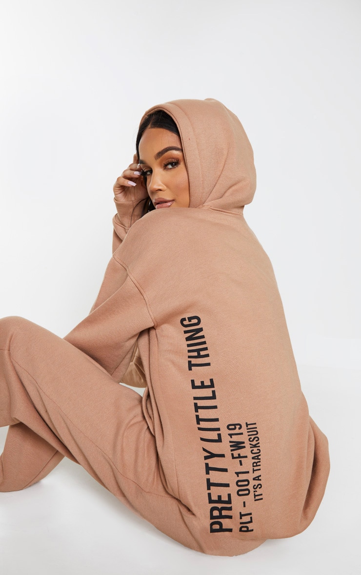 PRETTYLITTLETHING - Hoodie oversize café au lait à poche frontale et slogan au dos