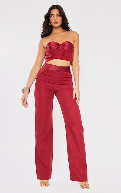 Combinaison rouge cerise à corset froncé et découpes
