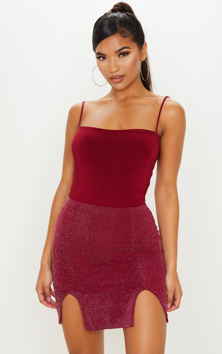 Mini-jupe bordeaux en paillettes texturées doublement fendue
