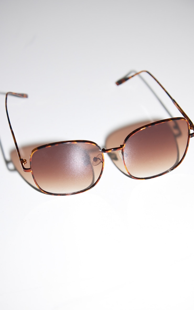 Lunettes de soleil oversize marron à montures en métal image 3