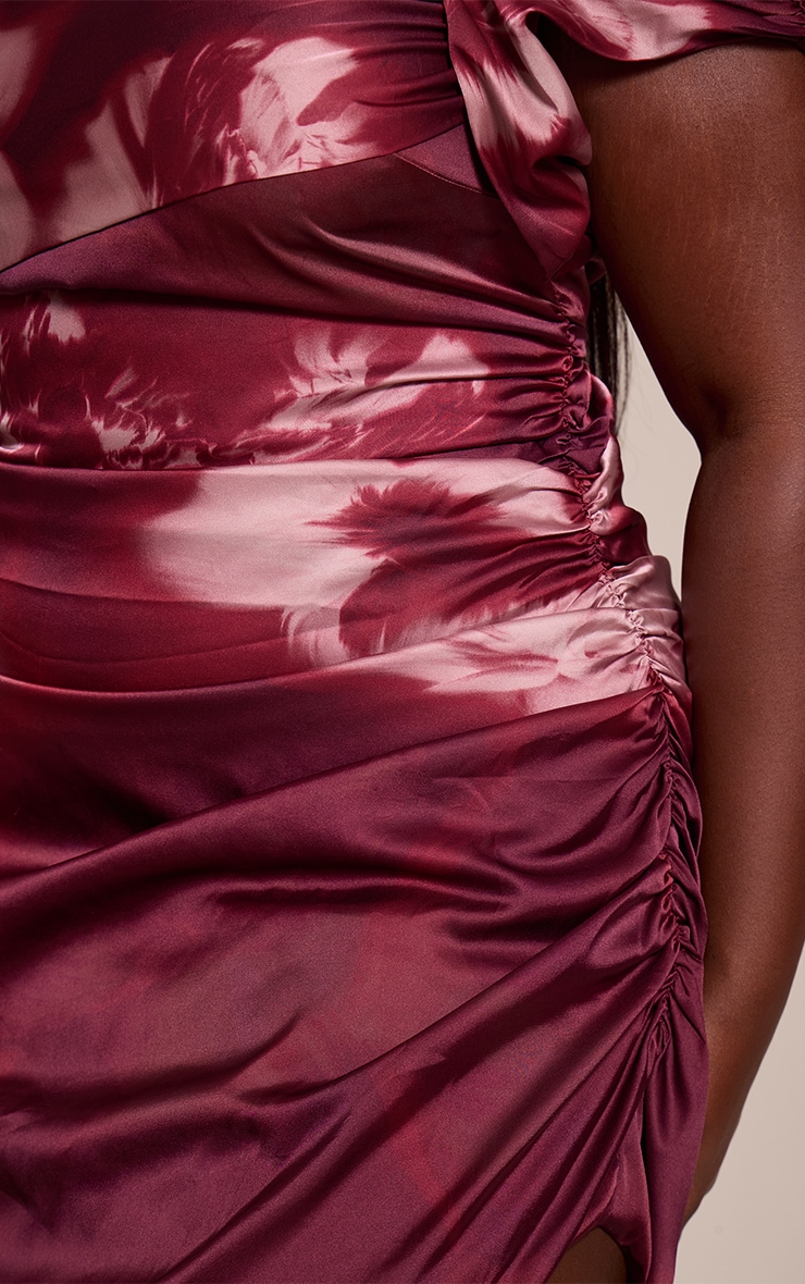 Plus Robe prune fleurie à col bardot et ourlet asymétrique image 4