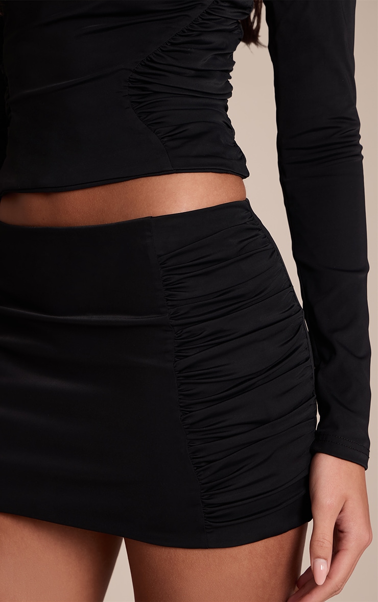 Mini-jupe moulante douce noire froncée sur les côtés image 5